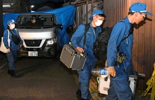 現場検証を終えた兵庫県警の捜査員＝２０日午後７時１７分、たつの市新宮町段之上