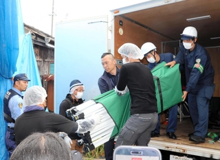 事件現場に機材を運び入れる警察官ら＝たつの市新宮町段之上、５月２１日午後３時３５分
