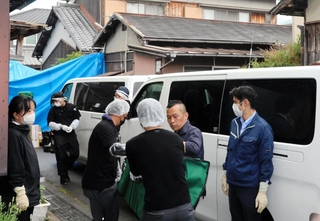 事件現場に機材を運び入れる警察官ら＝たつの市新宮町段之上、５月２１日午後３時３７分