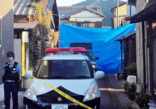 女性２人の遺体が見つかった民家の現場周辺＝１９日午後６時８分、たつの市新宮町段之上