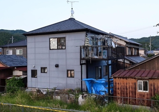 女性２人の遺体が見つかった住宅（中央）＝１９日午後６時５９分、たつの市新宮町段之上