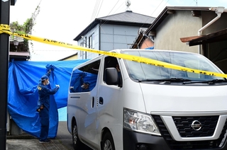 現場入りする捜査員＝２２日午前９時５４分、たつの市新宮町段之上