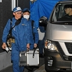 ２０日の現場検証を終えた兵庫県警の捜査員＝２０日午後７時１７分、たつの市新宮町段之上