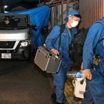 現場検証を終えた兵庫県警の捜査員＝２０日午後７時１７分、たつの市新宮町段之上