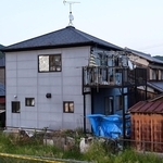 女性２人の遺体が見つかった住宅（中央）＝１９日午後６時５９分、たつの市新宮町段之上
