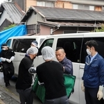 事件現場に機材を運び入れる警察官ら＝たつの市新宮町段之上、５月２１日午後３時３７分