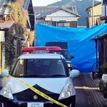 女性２人の遺体が見つかった民家の現場周辺＝１９日午後６時８分、たつの市新宮町段之上