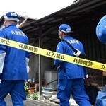 現場入りする捜査員＝２２日午前９時４８分、たつの市新宮町段之上