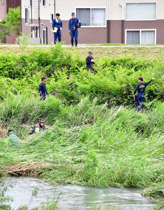 母娘遺体発見現場付近の栗栖川を調べる捜査員＝４日午前１１時１９分、たつの市新宮町段之上