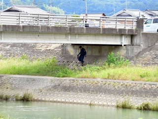大山容疑者の遺留物が発見されたという段之上橋付近を確認する捜査員＝４日午前１１時６分、たつの市新宮町段之上