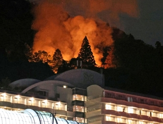有馬温泉街近くの山側から炎と煙が上がった＝９日午後１０時３２分、神戸市北区有馬町