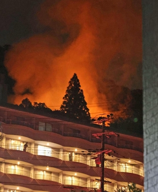 有馬温泉街近くの山側から炎と煙が上がった＝９日午後１０時３８分、神戸市北区有馬町 