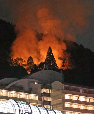 有馬温泉街近くの山側から炎と煙が上がった＝９日午後１０時３２分、神戸市北区有馬町