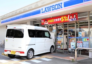 コンビニの入り口に突っ込んだ軽乗用車＝１２日午後、兵庫県加東市上久米（画像の一部を加工しています）