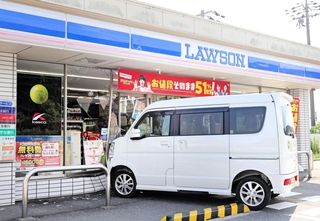 コンビニの入り口に突っ込んだ軽乗用車＝１２日午後、兵庫県加東市上久米