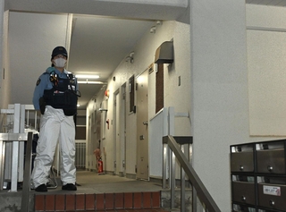 遺体が発見されたマンション＝20日午後９時25分、神戸市中央区中山手通６