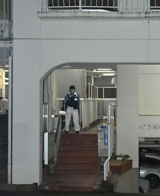 遺体が発見されたマンション＝20日午後９時46分、神戸市中央区中山手通６