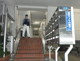 遺体が発見されたマンション＝20日午後９時48分、神戸市中央区中山手通６