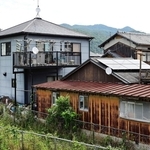 母娘の遺体が発見された家（左）と大山賢二容疑者の実家（右）＝４日午前、たつの市新宮町段之上