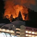 有馬温泉街近くの山側から炎と煙が上がった＝９日午後１０時３２分、神戸市北区有馬町