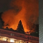 有馬温泉街近くの山側から炎と煙が上がった＝９日午後１０時３８分、神戸市北区有馬町 