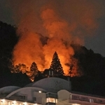 有馬温泉街近くの山側から炎と煙が上がった＝９日午後１０時３２分、神戸市北区有馬町