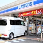 コンビニの入り口に突っ込んだ軽乗用車＝１２日午後、兵庫県加東市上久米（画像の一部を加工しています）