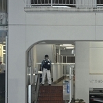 遺体が発見されたマンション＝20日午後９時46分、神戸市中央区中山手通６