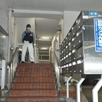 遺体が発見されたマンション＝20日午後９時48分、神戸市中央区中山手通６