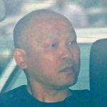 捜査車両に乗せられて長田署を出る菱川龍己容疑者＝２４日午前９時４０分、神戸市長田区北町３