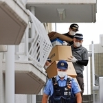 遺体が見つかったマンションから出てくる捜査員ら＝２１日午後５時１６分、神戸市中央区中山手通６