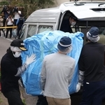 遺体が見つかった部屋から押収物を運び出す捜査員ら＝２２日午後５時３３分、神戸市中央区中山手通６