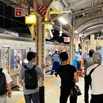 救急隊が駆けつけ、電車が止まるホーム＝ＪＲ神戸駅（提供）