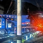 神戸市灘区でレッカー車が単独事故　信号柱に衝突、積み荷散乱　一時交通規制、六甲山から続く下り坂