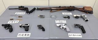 押収された改造拳銃や実弾を発射できる玩具銃など（兵庫県警・警視庁合同捜査本部提供）