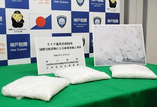 押収されたケタミン。末端価格は３億円以上という＝神戸市中央区下山手通５、県警本部
