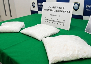 押収されたケタミン。末端価格は３億円以上という＝神戸市中央区下山手通５、県警本部