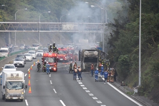 車両火災の影響で、現場となった西宮市の中国自動車道では車線規制が続いている＝12日午後１時28分