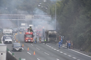 車両火災の影響で、現場となった西宮市の中国自動車道では車線規制が続いている＝12日午後１時28分