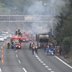 車両火災の影響で、現場となった西宮市の中国自動車道では車線規制が続いている＝12日午後１時28分