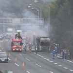 車両火災の影響で、現場となった西宮市の中国自動車道では車線規制が続いている＝12日午後１時28分