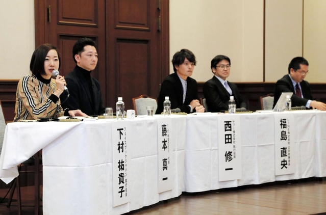 災害時や防災におけるＳＮＳなどの役割について議論した登壇者たち＝神戸市中央区下山手通４