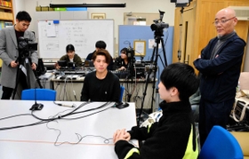 互いのインタビューを撮影し合う山中教授のゼミ生ら＝三田市学園２、関西学院大神戸三田キャンパス