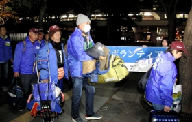 台風１９号で被災した長野市の住民支援に向け、ボランティアバスに乗り込む参加者ら＝神戸市中央区東川崎町１