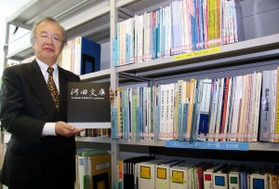 所蔵資料について説明する河田恵昭・人と防災未来センター長＝神戸市中央区脇浜海岸通１