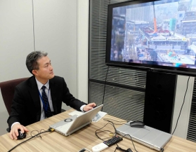 震災経験の継承へ、語り部の映像化に取り組む奥西史伸さん＝大阪市北区、阪神高速道路会社