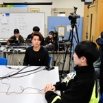 互いのインタビューを撮影し合う山中教授のゼミ生ら＝三田市学園２、関西学院大神戸三田キャンパス