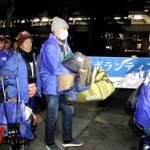 台風１９号で被災した長野市の住民支援に向け、ボランティアバスに乗り込む参加者ら＝神戸市中央区東川崎町１