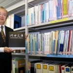 所蔵資料について説明する河田恵昭・人と防災未来センター長＝神戸市中央区脇浜海岸通１
