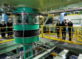 防災科学技術研究所・兵庫耐震工学研究センターの実験施設を見学される秋篠宮ご夫妻＝１６日午後、三木市（代表撮影）